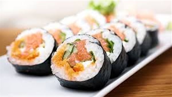 أستاذ علاج الأورام يحذر من «السوشي الصينى» و«الأكل النيء» يسببان سرطان القولون | فيديو