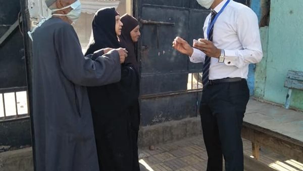 مجموعة شبابية بالكداية تعقم القرية وتنظم مستحقى المعاشات وتوزع كمامات عليهم | صور