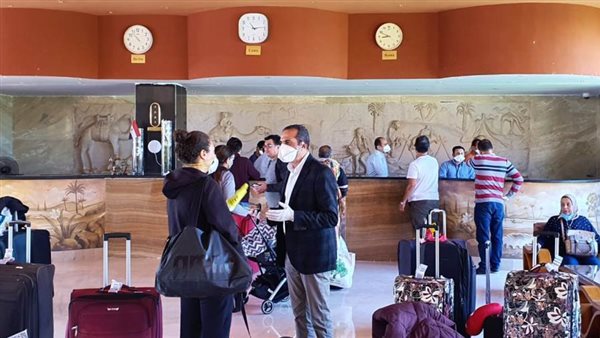 محافظ البحر الأحمر يكشف تفاصيل أزمة أتوبيسات العائدين من أمريكا | فيديو