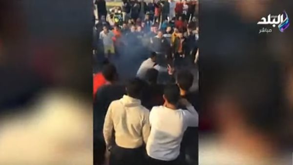 برغم التحذير من التجمعات.. شباب يلعبون بالدرجات البخارية بطريقة خطيرة | فيديو