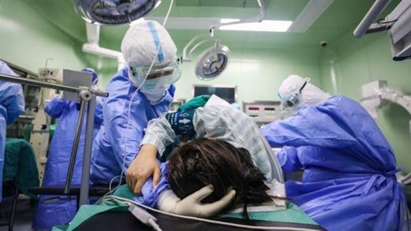 يحدث في دولة عربية .. هروب أطباء من غرفة عمليات بعد الاشتباه بإصابة زملائهم بكورونا | فيديو 