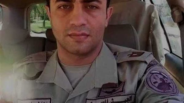 والدة الشهيد شريف عمر: ريحة ابني في العلم اللي اتلف بيه جثمانه.. وهو اللي طلب يروح سيناء | فيديو