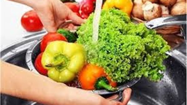 طريقة غسل الخضروات الطازجة بالماء والصابون للوقاية من فيروس كورونا | فيديو 