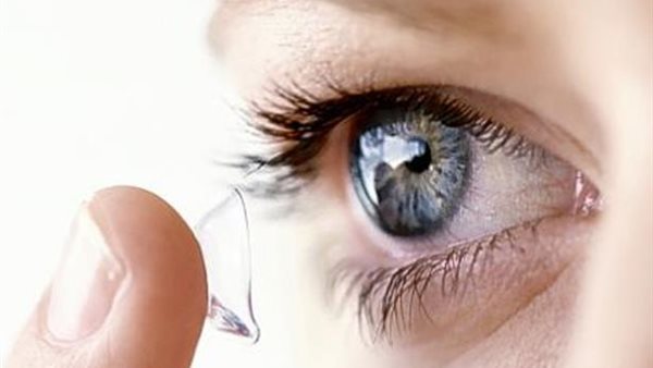 طبيب عيون يحذر من عدسات ملونة : تصيب بالعمى فى ساعات | فيديو