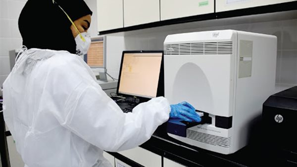 يظهر النتيجة في نصف ساعة..  بدء استخدام جهاز كشف فيروس كورونا بقنا | فيديو