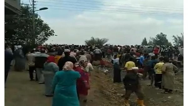 نجل طبيبة «شبرا البهو» يكشف الساعات الصعبة قبل الدفن : حطموا زجاج سيارة الإسعاف | فيديو 