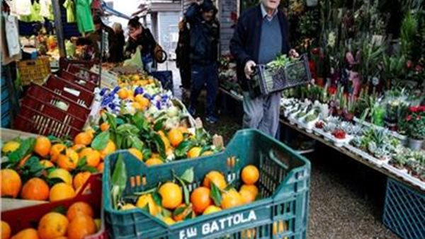 المصريين وزعوا 5 آلاف كيلو خضروات وفاكهة على المحتاجين فى إيطاليا | فيديو 