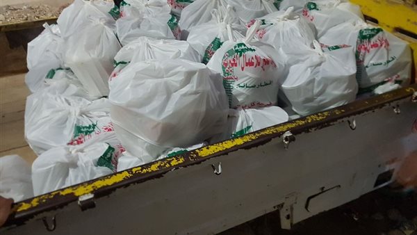 جمعية رواد الخير توزع الف وجبة على عمال مصانع الطوب بالصف