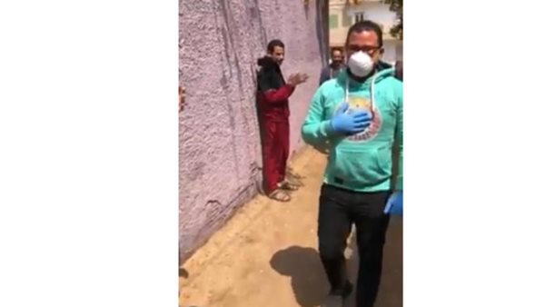 فى مشهد مؤثر .. أهالى «فيشا» بالمنوفية يحتفلون بعودة ممرض بعد شفائه من فيروس كورونا