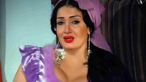 بالفيديو ..  غادة عبد الرازق تضرب السقا بالقلم والبوكس