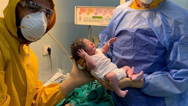 نجاح عملية ولادة قيصرية لمولودة من أم مصابة بفيروس كورونا بمستشفى العجوزة