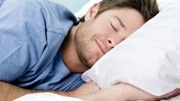 وظائف الجسم تهدأ وضربات القلب تنتظم .. فوائد النوم العميق للجسم | فيديو 