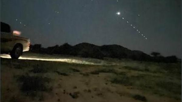 بالفيديو والصور.. ظهور أجسام مضيئة في سماء السعودية يثير الرعب 