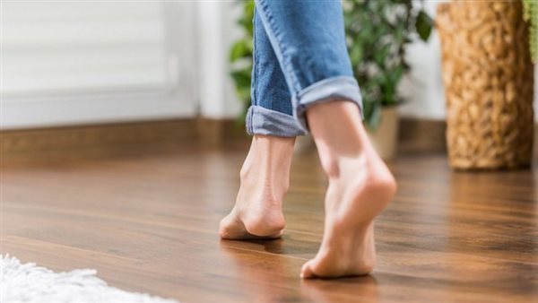 لماذا ينصح الخبراء بإبقاء الأقدام حافية في المنزل؟ 