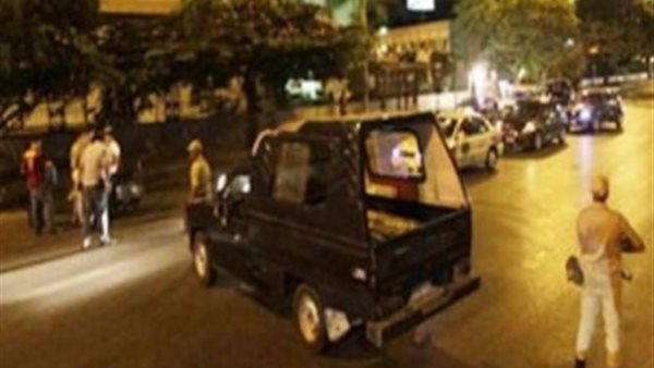 أول فيديو للحظة دهس محامي لضابط أثناء الحظر