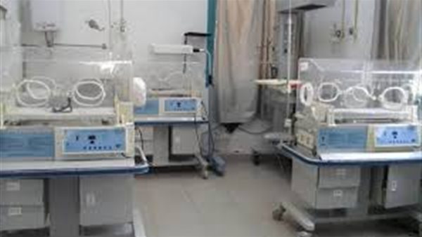 سيدة تبكي على الهواء بسبب وفاة أحد أطفالها التوأم لعدم وجود حضانات القلب | فيديو