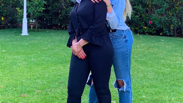 بالفيديو .. كزينة عويطة تغني لوالدتها أحبك ماما