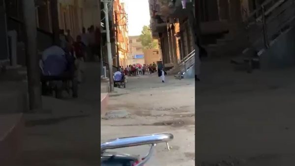 بالفيديو..إمام مسجد يهرب من صلاة العيد بعد مداهمة الشرطة