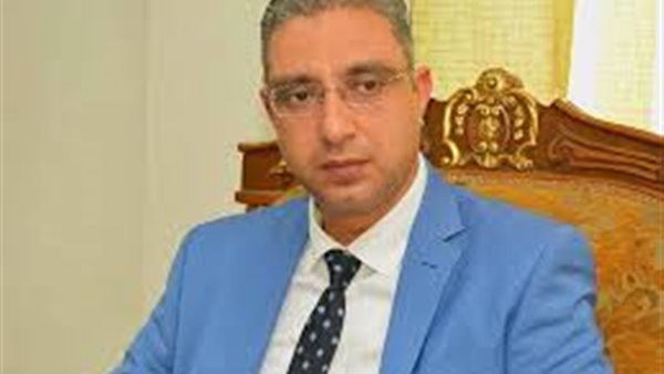 محافظ الفيوم يعزل كل الموقعين على فضيحة الأخطاء الإملائية بمنشور «القمامة» | فيديو 