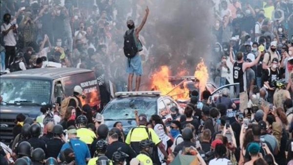 ماذا يحدث في الولايات المتحدة ؟ باحث أمريكي: انتهاك لحقوق الإنسان وجماعات مسلحة تستغل الأزمة | فيديو