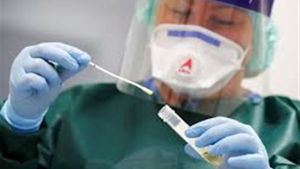 وزير التعليم العالي: مصاب كورونا ينقل العدوى لـ 4 أشخاص.. والرهان على التزام المواطنين | فيديو