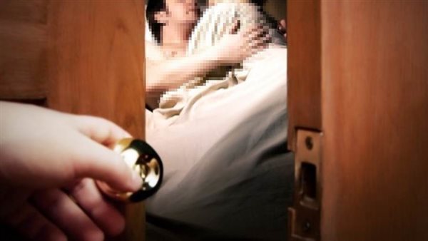 القصة الكاملة لفيديو إباحي متداول لديوث وزوجته عبر الإنترنت