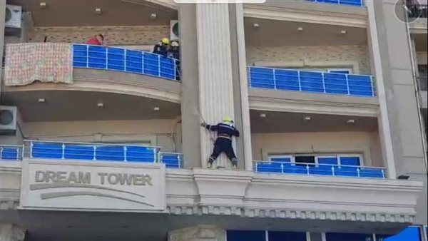 بالصور .. الحماية المدنية بالإسكندرية تنقذ قط بعد سقوطه فى شرفة 