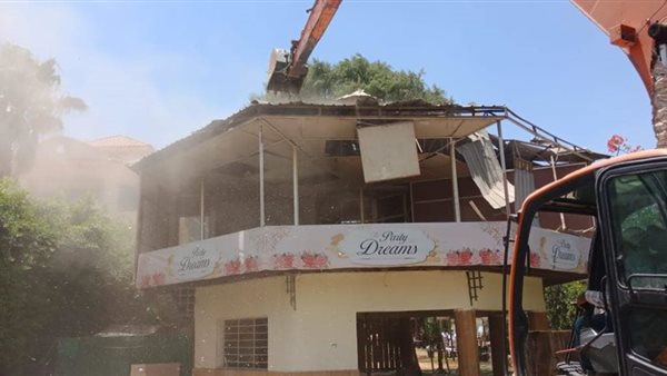 رى الجيزة والمسطحات المائية تزيل التعديات على حرم نهر النيل بمنيل شيحة | صور