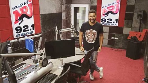 مذيع اينرجي باسم كميل يواصل تقديم برنامجه 