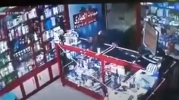 بالفيديو.. التفاصيل الكاملة لقيام مصاب بكورونا بلعق زجاج الصيدلية.. والأزهر: قاتل متعمد 