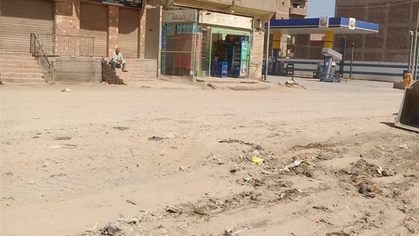 تجريد الطريق العام ورفع الاشغالات والقمامة والأتربة وفض الأسواق وكسح مياه الصرف بمركز الصف | صور