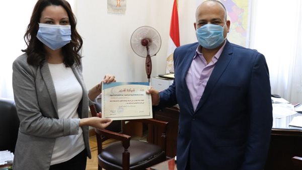 نائبة محافظ الجيزة تكرم مدير التضامن ومسئول الرائدات الريفيات بكرداسة لتفانيهم فى العمل