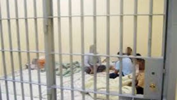 إضراب فى قطر بعد تخفيض الرواتب.. ونقل 45 مصابا بكورونا من سجن «الإبعاد» | فيديو