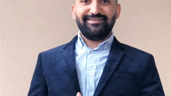 العراقي عبداللطيف الهجول في أول مسرحية كوميدية أون لاين عن أزمة كورونا