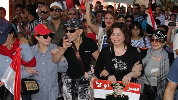 إلهام شاهين تروى ذكرياتها مع 30 يونيو : معركتى كانت كبيرة مع الإخوان | فيديو