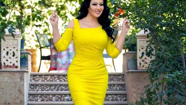 بمايوه قطعة واحدة.. سمية الخشاب تستعرض رشاقتها على البحر | صور