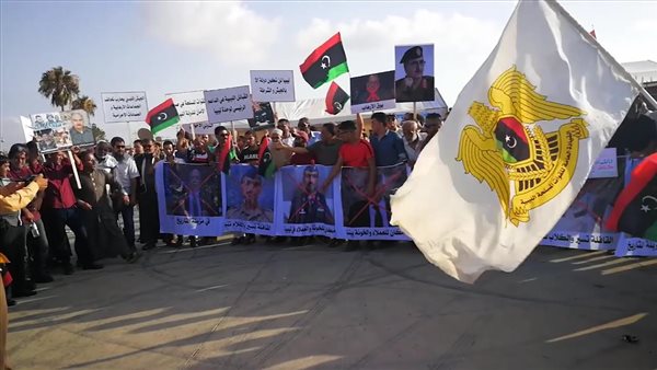 رافعين علم مصر وصور السيسي.. مظاهرات حاشدة في ليبيا بعد تدمير الدفاعات الجوية التركية بقاعدة الوطية | فيديو