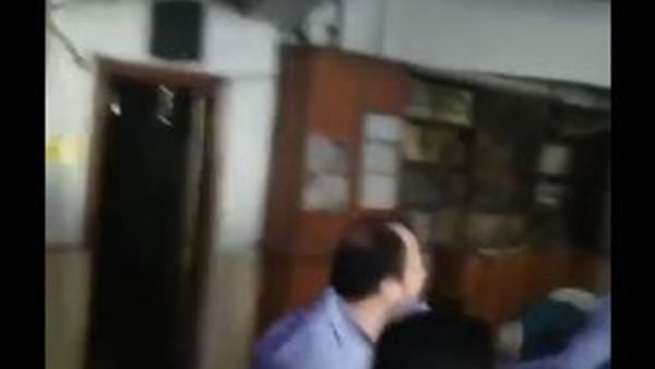 مواطن يطرد المصلين بـ