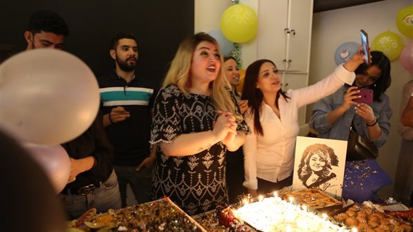 مها أحمد تتعاقد على عمل فني جديد وتحتفل بعيد ميلادها برفقة نجلها | صور