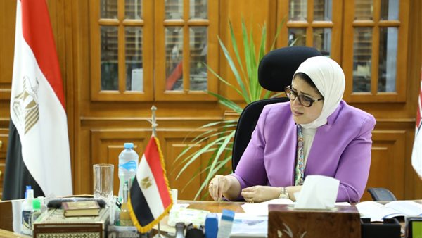 وزيرة الصحة تعقد اجتماعًا بمقر شركة 