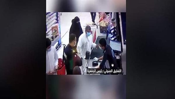 بالفيديو..كويتي يعتدي على مصري أثناء عمله ويوجه له صفعات متتالية