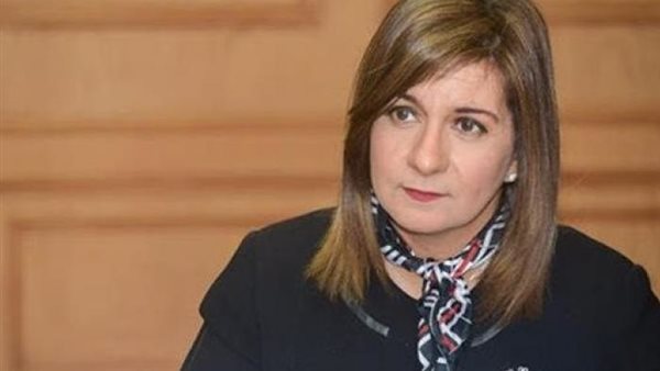 وزيرة الهجرة تطالب بعدم عرض فيديو الاعتداء على الشاب المصري | فيديو