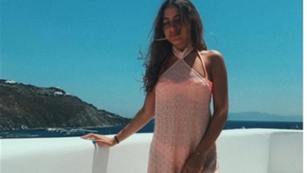 كنزي عمرو دياب تثير الجدل بحركة يد خادشة للحياء | صور