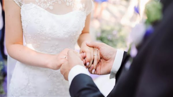 عريس ينهار فجأة وينفجر بالبكاء أمام عروسه في ليلة الدخلة.. والسبب صادم