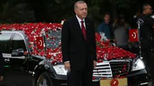 أحمد موسى: تركيا ليس لها حق في التنقيب بشرق المتوسط.. أردوغان يريد جزء من الكعكة بلا سند قانوني | فيديو