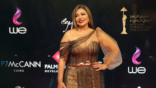 شاهد... ظهور مثير لليلى علوي بملابس البحر علي الشاطئ 