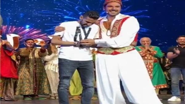 مجدي الهواري: أحمد عز صاحب فكرة تكريم مؤمن زكريا على مسرح علاء الدين | فيديو