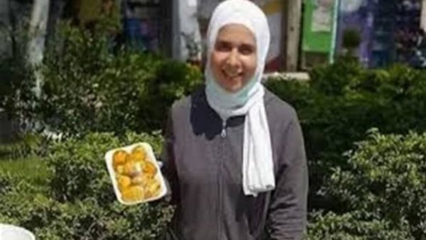 بائعة التين الشوكي: «بقف على العربة صباحا وبشتغل في عيادة دكتور مساء» | فيديو