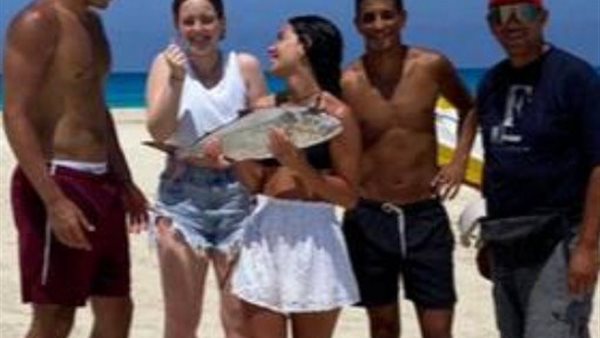 ابن علاء مبارك يثير الجدل برفقة فنانة شهيرة على البحر | صور