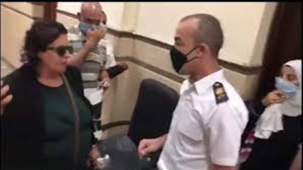 أستاذ قانون: عقوبة السيدة المعتدية على ضابط الشرطة تصل لحبس عامين ولا يجوز التصالح | فيديو 